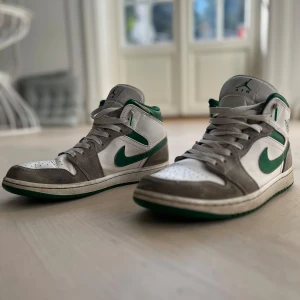 Jordan 1 pine green - Säljer nu dessa feta Jordan 1’s då de legat på rummet ett bra tag. Köpta på restock för 2300 kr för ett par år sedan men använda i ungefär 6 månader. Lite slitage på insidan (bild 1+3) och på sulorna (bild 4). Priset kan diskuteras vid snabb affär!