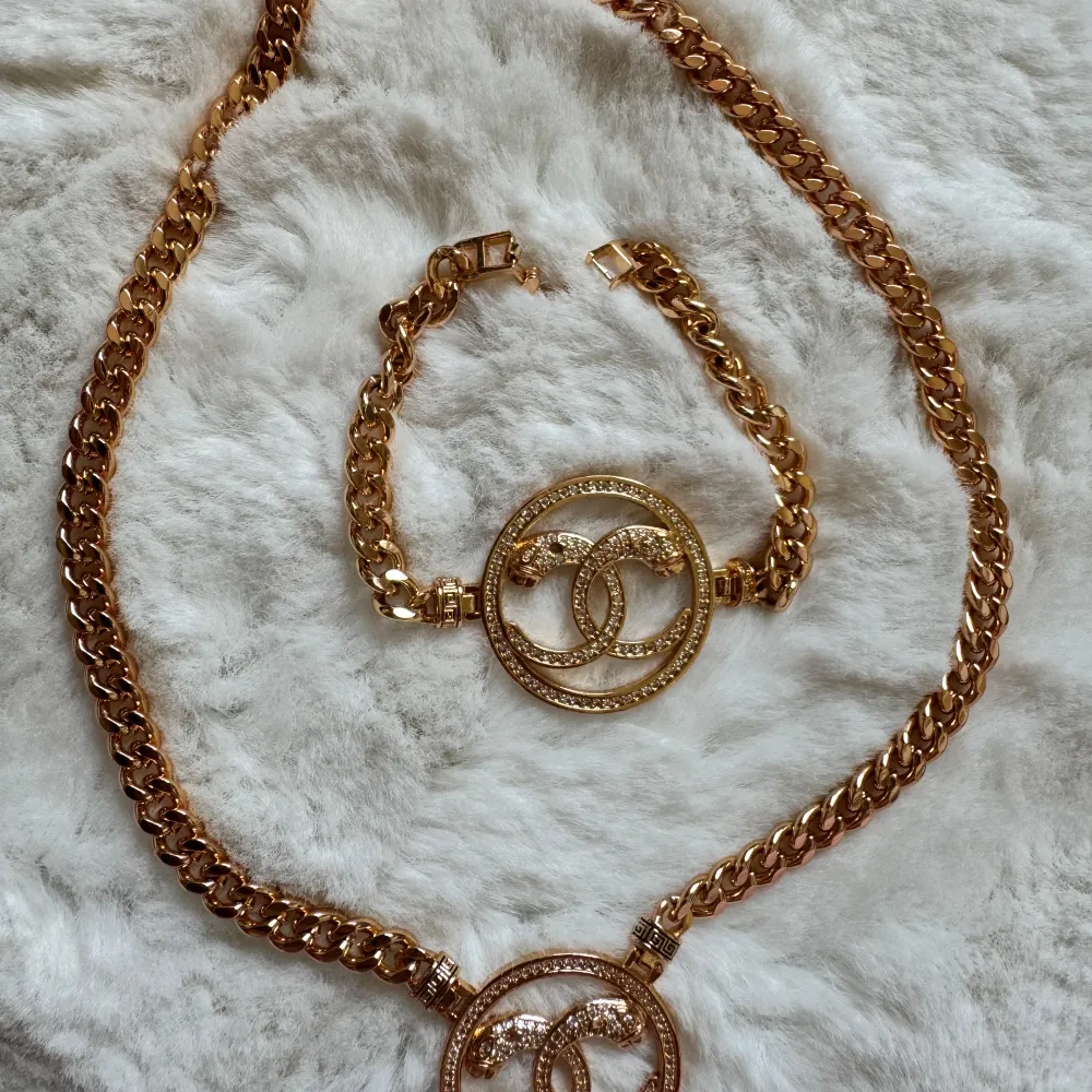 Helt nya, 18k äkta guldpläterad Chanel halsband och armband . Accessoarer.