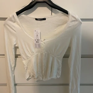 Vit topp  - Helt ny topp från Gina tricot med prislapp kvar. Strlk XS