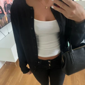 Svart kofta - Fistickad svart kofta från märket saint tropez💓 Knappt använd så är i nyskick! 