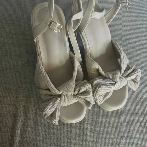 Klackskor vita/creme  - Helt oanvända klackskor från Linda Maries kollektion från Ellos, nypris 599, mitt pris 500, endast testade. 