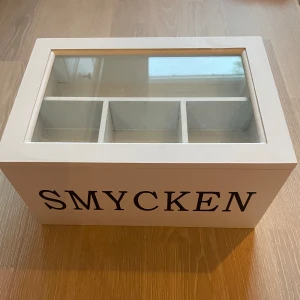 Smyckeskrin  - Säljer detta jättefina smyckeskrin då det it kommer till användning. Bra skick!