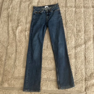 Jeans - Väldigt snygg jeansmodell, nypris 500kr