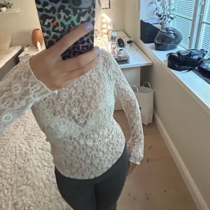 Vit spets topp - Vit spets topp från hm i storlek S. Aldrig använd och har inga defekter. 🤍