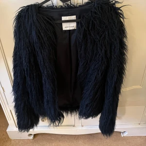 Marinblå pälsjacka  - Säljer min ur coola pälsjacka från samsoe o samsoe. Storlek S