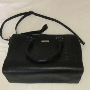 Svart väska  - Svart väska i bra skicka. Skriv om ni vill ha fler bilder  