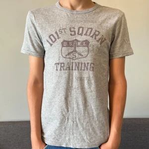 Ralph Lauren t-shirt - Polo Ralph Lauren t-shirt | Skick~9/10 | Storlek S | Normal i storlek | Kille i bild är 178 cm, tischan sitter bra men pyttelite kort i längden / Mvh