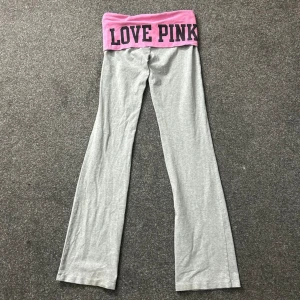 2000s victoria secret fold over yoga pants - ✰*฿✩‧₊˚ läs gärna köpvillkoren innan köp - PRIS DISKUTERAS INTE  ✰ victoria secret pink bootcut yoga pants, XS. midja: 34 cm, innerben: 70 cm. kom pm för bild på ett litet hål längst ner vid benet <3 annars i gott skick!