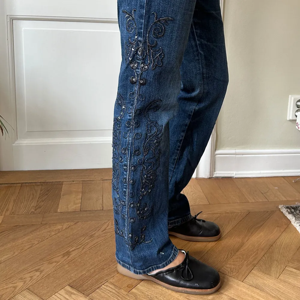 Fantastiska jeans med detalj längs benen. Här visade på en storlek S men det har lite stretch i sig skulle tippa storlek 27/28.. Jeans & Byxor.