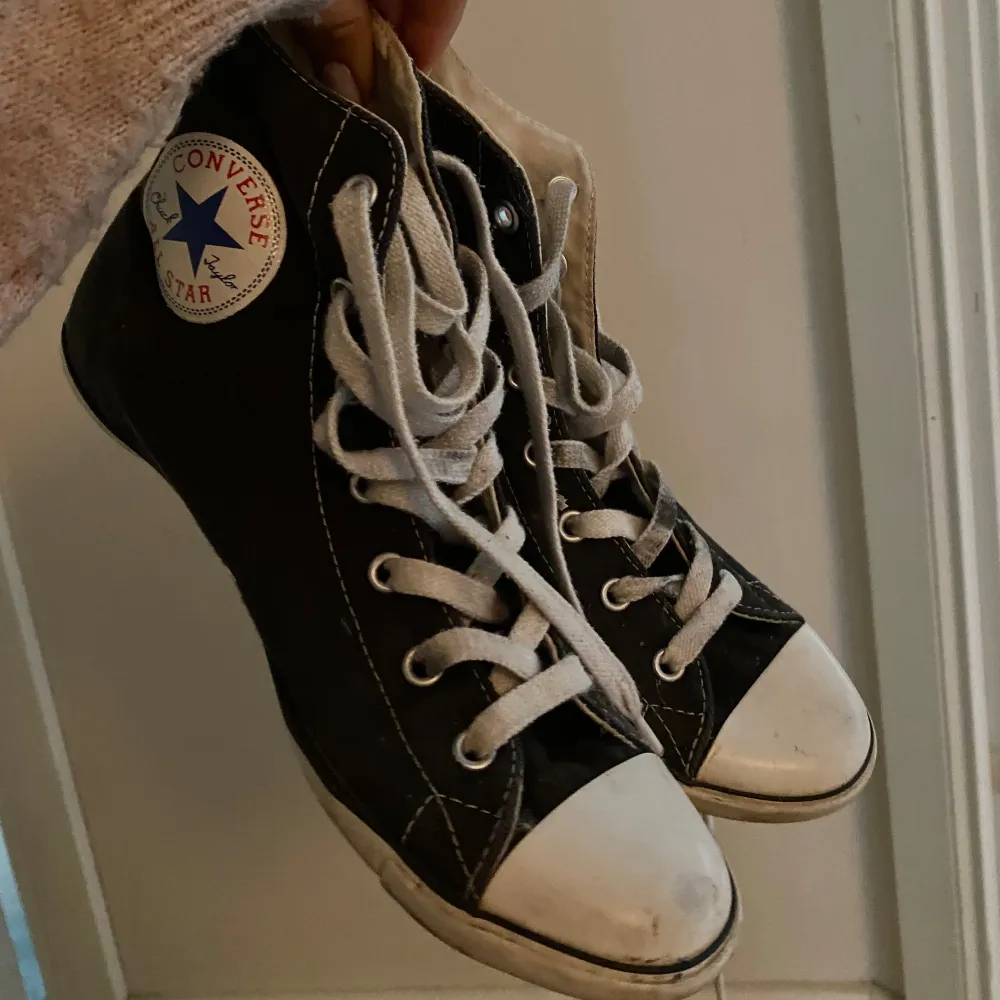 relativt väl använda converse skor i strl 38, fint till hösten❤️‍🔥❤️‍🔥. Skor.