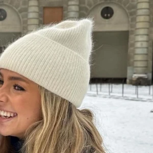 Vit mössa  - Finns fåtal kvar i lager 