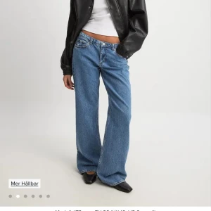 Jeans med låg midja - NAKD - Helt nya snygga lågmidjade jeans från NAKD, storlek 36, lappen sitter kvar. Önskar jag kunde behålla men de va tyvärr för långa och går ej att lämna tillbaka då tiden för retur har gått förbi🥲 nypris 699kr,