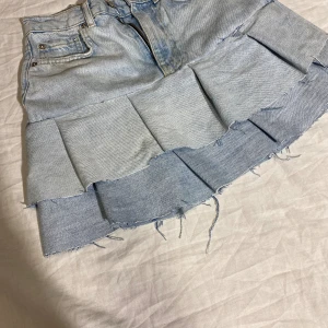 Jeans kjol  - Original jeans från ginatricot. När vi sydde den så blev de en liten deffekt på framsidan utav kjolen som man ser på sista bilden därför kommer vi sälja kjolen billigare. De är inget hål dock! Pris går o diskuteras💕💕