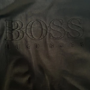 Hugo boss hoodie - Tja, säljer en Hugo boss hoodie använd ett par veckor. Ny pris 849kr
