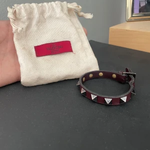 Valentino armband  - Säljer ett valentino armband i skön vinröd färg, cond 9/10 och skriv vid minsta fråga!