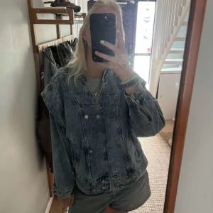 Jeans jacka  - Så cool jeans jacka från bikbok