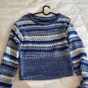 Blå randig stickad tröja! - Säljer pga att den inte kommit till användning, fick för väldigt länge sedan, ny lappen sitter kvar💕vet inte vad den kostade! Pris kan absolut diskuteras!💕