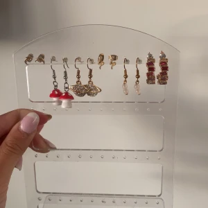 Guld/silver örhängen - De flesta är använda max 1 gång❤️ Skriv vid frågor! 40kr/par