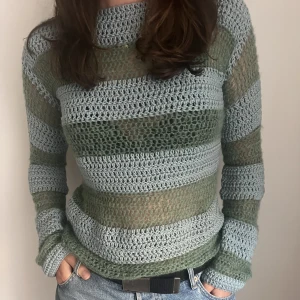 Virkad tröja - Virkad tröja i grönt o blått! Handgjord❤️ tjejen på bilden är 185 och har vanligtvis medium i toppar🌸