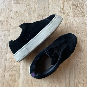 Eytys stl 39 - Jag säljer mina Eytys på grund av att de inte kommer till användning längre samt är lite för små i storleken. Skorna är använda men ändå i bra skick💗