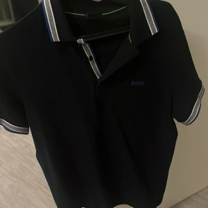 Boss - Piké  - Bra skick inga skador  Storlek M Nypris 999:- Johnells (kvitto finns) Mörkblå