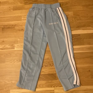 Palm Angels - Bara Hade på mig  dom 2 gånger Och tyckte dom få inte så fina så glömde jag dem i min  garderob Sen hittade jag och nu vill jag sälja dem prisen kan diskuteras bilderna var inte så bra men om du ser den I dina ögon kommer Den ser ut fint 