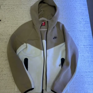 Nike tech kofta  - Väldigt fräch kofta och i bra skick som man kan se på bilderna 