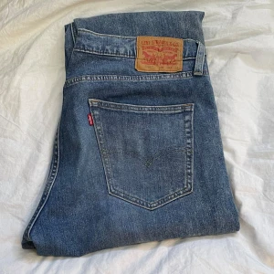 Levis byxor 514 - Skick är 8/10 använda några gånger. Jag Är 197cm så de är små på mig W33 L34. 