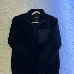 Fleece jacka  - En fleece jacka perfekt inför hösten också ganska fräch och använd i några veckor bara 