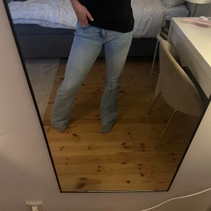 Ljusblå jeans - Sjukt snygga jeans som jag nu säljer för att dom inte kommer till användning. Priset kan diskuteras och vid frågor så är det bara att kontakta mig☺️