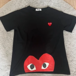 Comme des garçons tshirt  - Säljer denna riktigt feta tisha från cdg💯💯riktigt laidback storlek L skick 10/10👍👍kp för mina lilla fråga