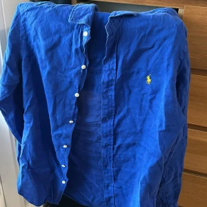 Ralph lauren skjorta - Knappt använd haft på några sommardagar för några år sen. Ostyrkt men väldigt bra skick