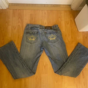 Victoria Beckham jeans  - Victoria Beckham jeans. Storlek 28. Midjemått tvärs över 38 cm. Innerbens längd 72 cm. Använda ytters lite. Finns inget slitage 