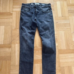 Oanvända replay anbass jeans  - Säljer min pojkväns oanvända replay anbass jeans. Storlek 33/30 slimfit  Köptes nya för 1800 säljs för 800
