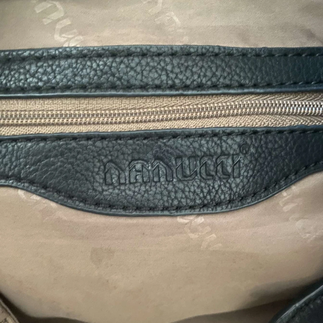 Svart axelväska med dragkedjor och spänne - 93