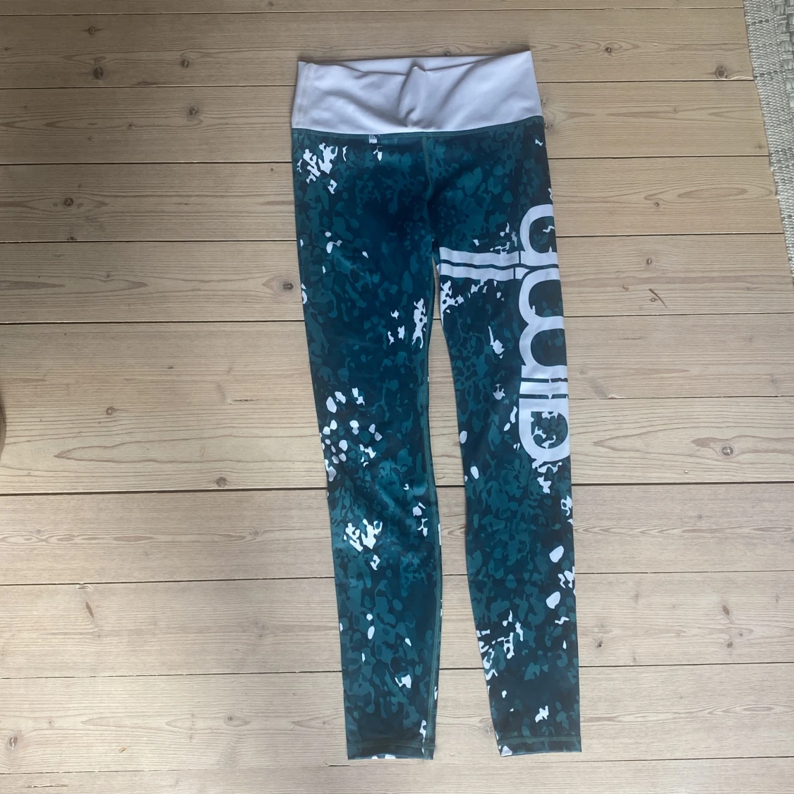 Grön/vita tights från Aim’n