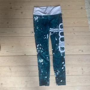 Grön/vita tights från Aim’n  - Bara använt några gånger, väldigt bra skick, hög midja