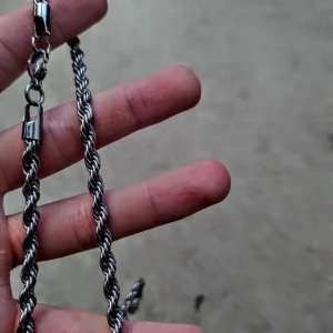 Silver Kedja - Storlek: 50cm / 5mm tjock. Vriden rep kedja. Kedja halsband för män, perfekt för dig som vill hitta en ny stil