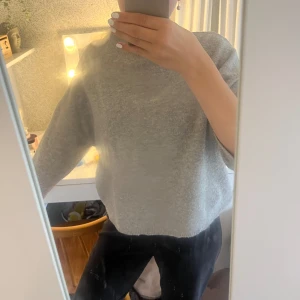 Grå trekvarts tröja - Tröjan är väldigt bra skick då den endast används några få gånger💕 Pris går att diskutera 
