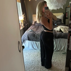 Lågmidjade svarta linnebyxor  - Säljer mina oanvända svarta linne byxor från Gina tricot. Nypris 399kr säljer för 190kr. Köp via ”köp nu”🩷