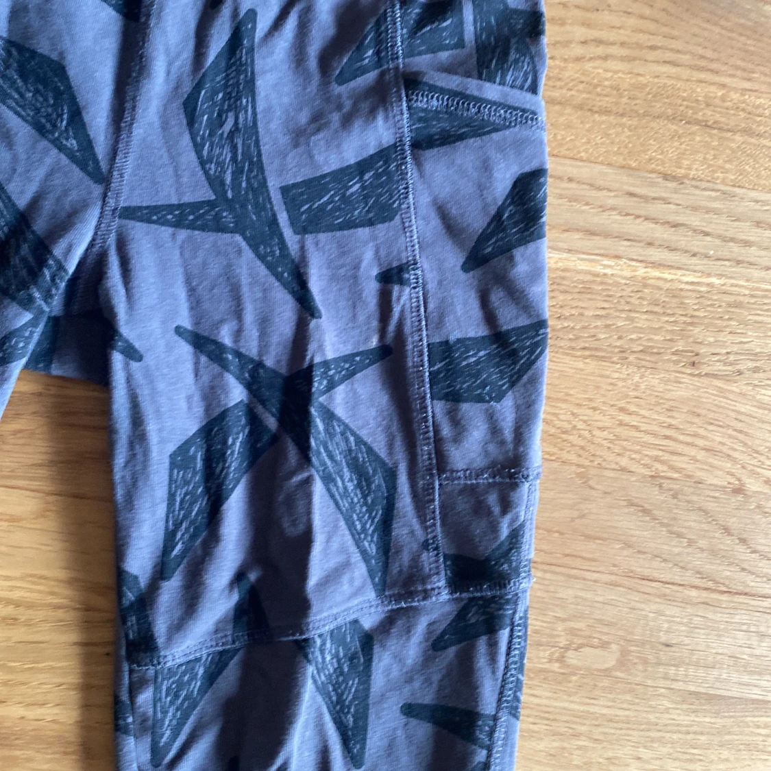 Gråa soc träningsbyxor med fickor och mönster - 90