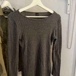 Grå tröja - Jätteskön tröja som är använd ett fåtal gånger, så den är i bra skick, inga fläckar eller skador😊den har en liten slits på båda sidorna.