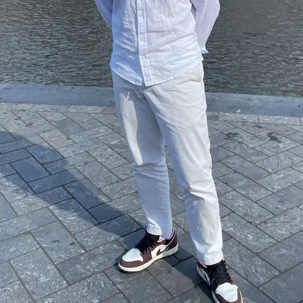 Fina byxor/chinos från Uniqlo. Utmärkt skick och storlek M. Midjan går att justera och göra mindre ifall det behövs. . Farkut & Housut.