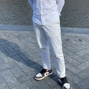 Chinos från uniqlo  - Fina byxor/chinos från Uniqlo. Utmärkt skick och storlek M. Midjan går att justera och göra mindre ifall det behövs. 