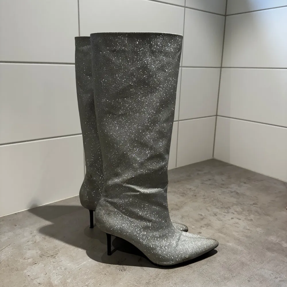 Glittriga boots från zara! har lite fläckar och slitningar därav priset (syns på bild 2,3,4) Skulle däremot säga att de inte syns lika mycket i verkligheten. Skor.