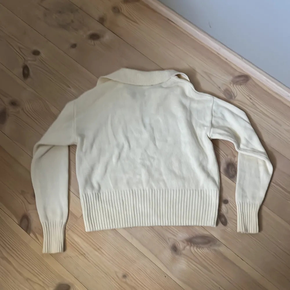 Så fin Stockholmsstil stickad tröja från Gina Tricot i crémevit. Storlek xs. Använd men i jättebra skick fortfarande. Säljer då den inte används. KOLLA MIN PROFIL ❣️. Neuletakit & Villapaidat.