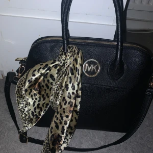 Michael korse väska - Den är i nyttskick, bra till att använda inför skolan. Den får plats med en laptop och böcker samt personliga grejer som exempelvis smink och snacks.