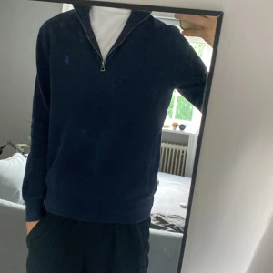 Ralph lauren half zip - Säljer en Ralph lauren tröja som är i ett väldigt bra skick. Nypris ligger på cirka 2200, väldigt snygg och skön nu till hösten och vintern. Skriv vid minsta funderingar