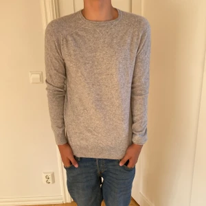 Kashmir tröja  - Hej, säljer en 100% kashmir tröja som jag bara har använt ett par ggr. Ny pris 1700. Modellen är 178cm.Storlek S