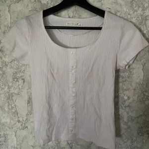 Vit ribbad topp - En vit ribbad topp från Vero Moda, använd enstaka gång, normal i storleken.